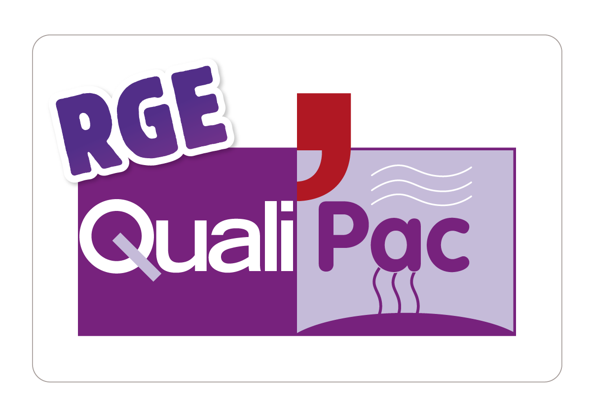 Logo RGE QualiPac : les mots RGE et QualiPac en lettres violettes et blanches, avec un J rouge et des lignes ondulées.